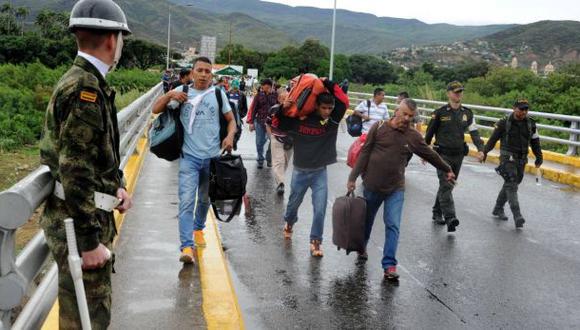 Venezuela: Cientos de venezolanos optan por viajar por tierra por los altos precios del pasaje a&eacute;reo.  (Foto: AFP)
