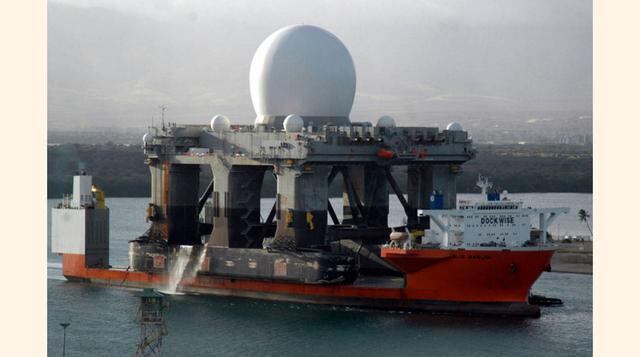 MV Blue Marlin Este radar pensado para estar en el mar entra en el puerto de Pearl Harbor en 2009. ¿Su destino? Las costas de Alaska, previo viaje a lomos de un MV Blue Marlin. (Wikipedia)