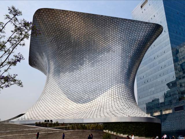 29. El multimillonario mexicano Carlos Slim Helú fundó el Museo Soumaya en Plaza Carso, Ciudad de México, para honrar el arte mexicano y prehispánico. Él le puso el nombre de su difunta esposa, quien le enseñó a amar el arte.