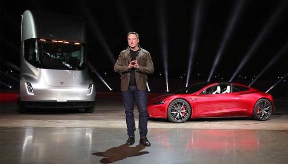 Elon Musk junto a dos modelos de Tesla. (Foto: Tesla)