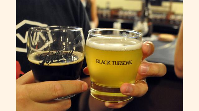 El cóctel estrella de la casa, el 'Black Tuesday', hace referencia a una de las mayores caídas de Wall Street en 1929. (Foto: farm9.staticflickr)