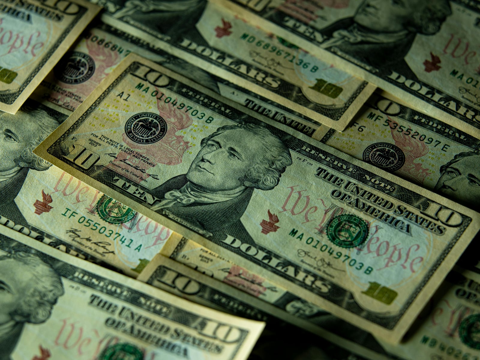 El billete de 10 dólares puede valer cientos de miles dependiendo de la rareza, año o características especiales (Foto: Pexels)