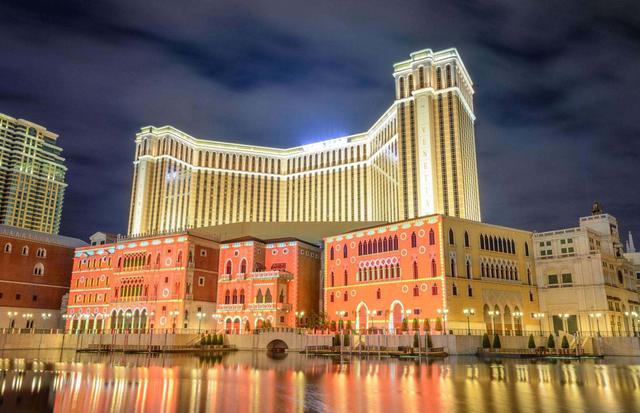 FOTO 20 | VENETIAN MACAO, MACAO: 3 MIL MILLONES DE DÓLARES.
Ubicado en Macao, el siguiente edificio en la lista es el complejo de casinos y complejos turísticos más grande del territorio autónomo, el Venetian Macao de 2.4 mil millones de dólares (£1.7 mil millones). Situada frente a la Ciudad de los Sueños, la torre de 39 pisos, que se inspira en su contraparte de Las Vegas, se completó en 2005.