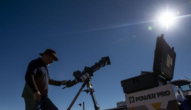 El eclipse total solar de este martes será visible en gran parte del Cono Sur pero tendrá en los prístinos cielos del norte de Chile un lugar privilegiado de observación. (Foto: AFP)