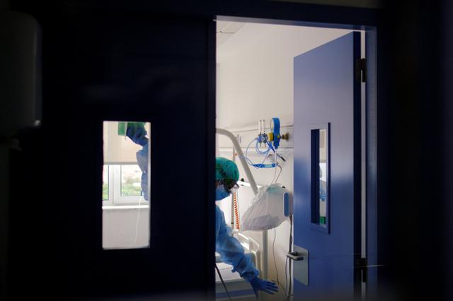 Un sanitario se prepara para revisar a un paciente con coronavirus en un hospital de Barcelona, España, el 20 de octubre de 2020. (REUTERS/Nacho Doce).