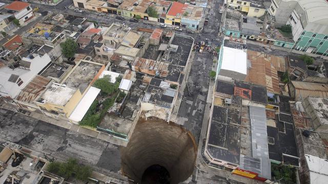 FOTO 1 | Provocando por la tormenta tropical Agatha, una gran dolina causada por las lluvias de la tormenta tropical Agatha se ve en la ciudad de Guatemala el 31 de mayo de 2010. Más de 94,000 personas han sido evacuadas mientras la tormenta enterraba casas bajo barro.