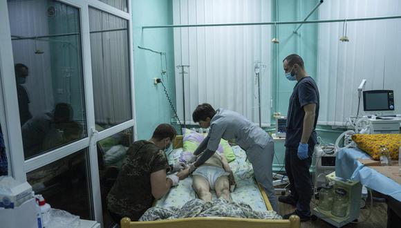 Médicos tratan a una anciana en el departamento de cuidados intensivos del hospital de Zolochiv, región de Járkiv, Ucrania.