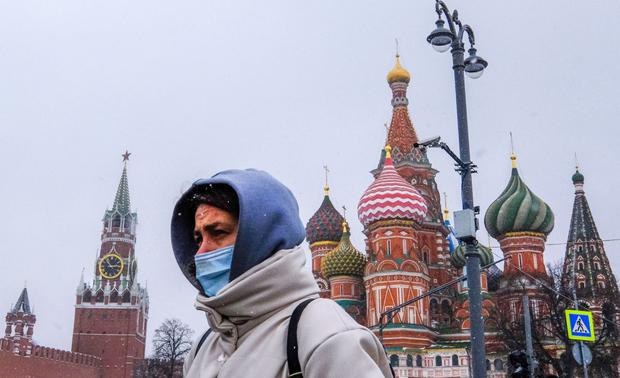 Imagen de una persona en la capital de Rusia en medio de la pandemia de coronavirus. (Foto: Yuri KADOBNOV / AFP).