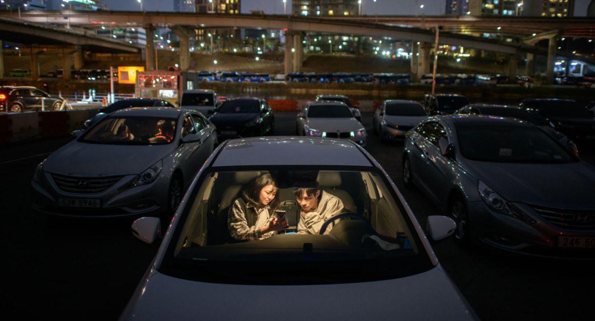 En Corea del Sur, las autoridades revisaban registros de tarjetas de crédito y celulares, así como imágenes de cámaras de seguridad, para rastrear a miles de personas que visitaron un popular barrio de ocio de Seúl en las últimas semanas. (AFP/Getty Images)