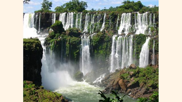 Las Cataratas de Iguazú, entre Brasil y Argentina. Indiscutiblemente te sentirás del tamaño de una pulga al lado de la majestuosidad de estas caídas de agua pero con seguridad será una experiencia impresionante estar ahí. Si cuentas con buen dinero y está