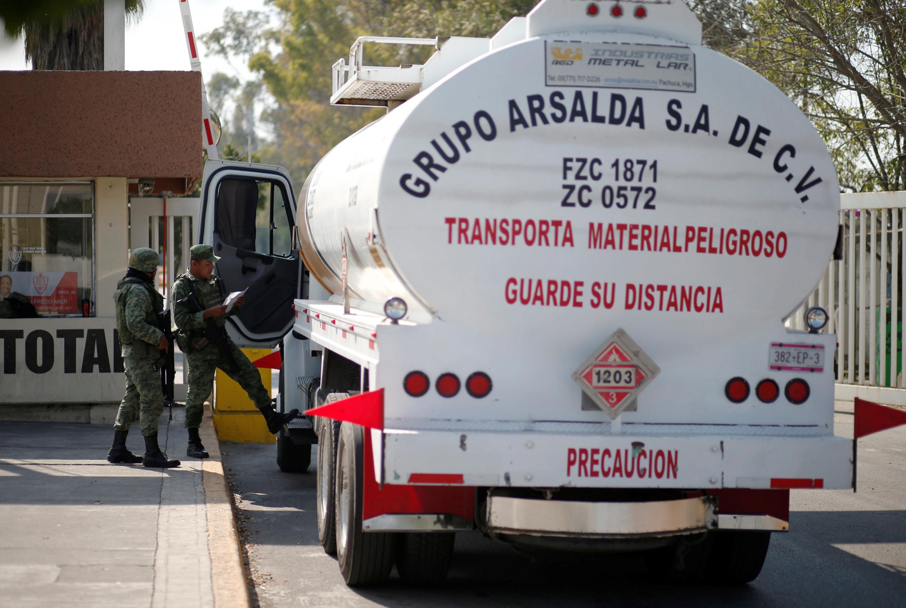 Soldados revisan los documentos de un camión cisterna antes de que ingrese a una refinería en Tula (México). (Foto: Reuters)
