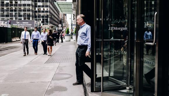 Un peatón sale de la sede de JP Morgan Chase & Co en Nueva York, EE.UU., el lunes 14 de junio de 2021. Fotógrafo: Nina Westervelt/Bloomberg