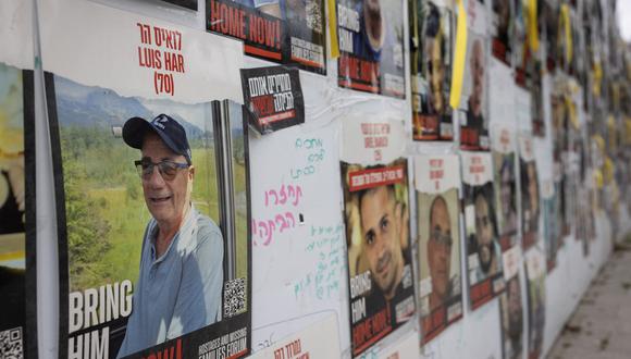 Carteles con imágenes de israelíes secuestrados donde se ve al rehén rescatado Luis Har. (Foto de Oren ZIV / AFP).