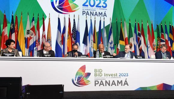 Las autoridades que asistieron a la sesión inaugural de la reunión anual de la junta de gobernadores del Banco Interamericano de Desarrollo (BID) en el Centro de Convenciones de Panamá en la Ciudad de Panamá el 18 de marzo de 2023. (Foto de Inter -Banco Americano de Desarrollo/AFP)