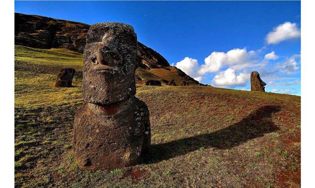 ISLA DE PASCUA, CHILE. ¿Sabías qué? La Isla de Pascua tiene 3700 km y una población de poco más de 5 mil habitantes. Su capital, Hanga Roa, es el único poblado de la isla.