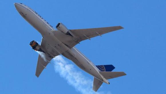 El Boeing 777 de United Airlines, que transporta a 231 pasajeros y 10 tripulantes a bordo, regresa al Aeropuerto Internacional de Denver con el motor de estribor en llamas después de que llamó a una alerta de Mayday, sobre Denver, Colorado, EE.UU. (Foto: Hayden Smith / @ speedbird5280 /REUTERS).