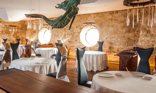 1)	Aponiente, de Ángel León, España.  El restaurante actualmente cuenta con tres estrellas Michelin. El gran Menú Mar de Fondo incluye 21 platos, con indiscutible protagonismo de los productos del mar, divididos en dos lances y un viaje dulce. El Menú Mar en calma incluye 17 platos.