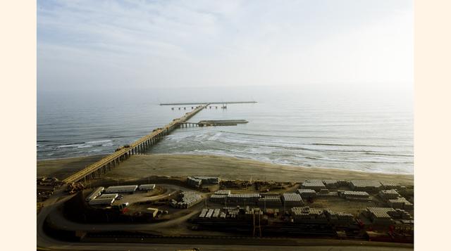 La planta fue diseñada y construida por Chicago Bridge and Iron Company . El terminal marítimo fue construido por el consorcio CDB (Saipem, Jan De Nul y Odebrecht).