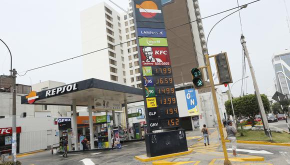 “Repsol y Petroperú bajaron anteayer precios de los gasoholes y gasolinas en S/ 0.32 por galón, incluidos impuestos, diésel B5S50 en S/ 0.18", dijo Opecu. (Foto: GEC)