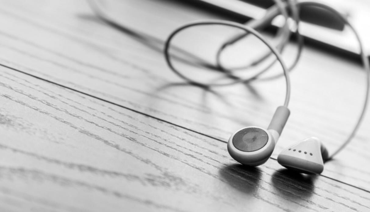Escuchar música en el trabajo aumenta la productividad. (Foto: Shutterstock)