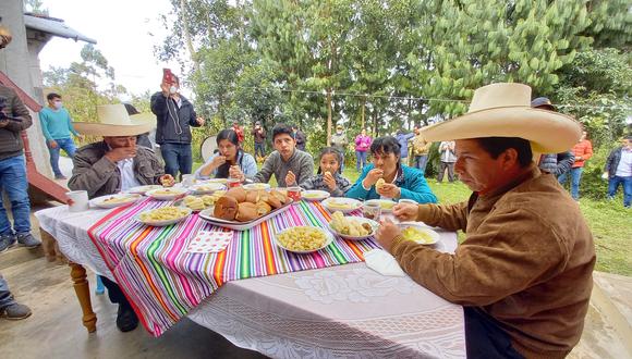 Pedro Castillo participó en el tradicional desayuno electoral en su casa, junto a su familia. (Foto: Alex Vásquez Requejo)