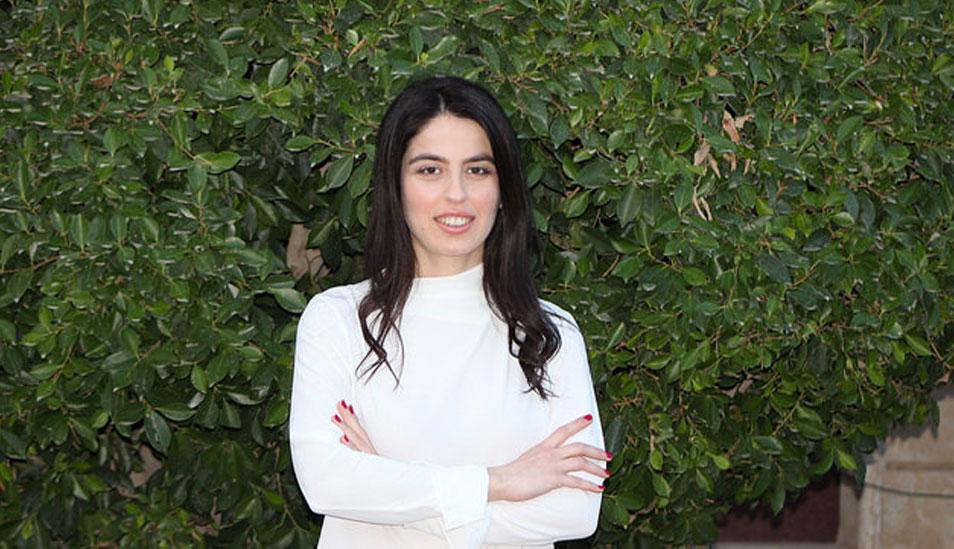 FOTO 1 | Basima Abdulrahman

Basima es una ingeniera estructural iraquí apasionada por el medio ambiente. Fundó Kesk, una de las primeras asesorías de arquitectura sostenible de Iraq, para construir edificios más ecológicos en su país.

Su asesoría ayuda a otras empresas a hacer que sus edificios sean más sostenibles mediante su modernización. No es una tarea fácil en un país donde la seguridad y la economía son las principales prioridades, y existe una falta de conciencia sobre el diseño y la arquitectura sostenibles.

Pero esto no ha disuadido a Basima, que tiene grandes ambiciones para el futuro: quiere construir su primer edificio ecológico en un par de años y una ciudad totalmente ecológica en la región norteña de Erbil en la próxima década. (Foto: Kesk)