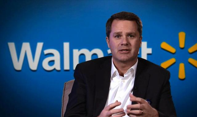 FOTO 5 | Las ofertas con las que Doug McMillon dispara las ventas de Walmart

Un 25% ha subido el valor en Bolsa de los supermercados más importantes de América, que ya tienen una capitalización bursátil de 260.000 millones de dólares. Una revalorización que se explica por la estrategia online que ha diseñado su consejero delegado, Doug McMillon, para hacer frente al estancamiento de las ventas en los puntos físicos y frenar la amenaza de nuevos competidores como Amazon. McMillon ha conseguido elevar las ventas online hasta un 63% con grandes descuentos en los costes de envío. En unos casos, descuentos muy importantes para las compras que los clientes recojan en tienda, aprovechando así su enorme red de puntos de venta físicos. En otros, con la entrega gratis de más de dos millones de productos, que Walmart se compromete a entregar en un plazo máximo de dos días (siempre que se trate de compras superiores a 35 dólares).