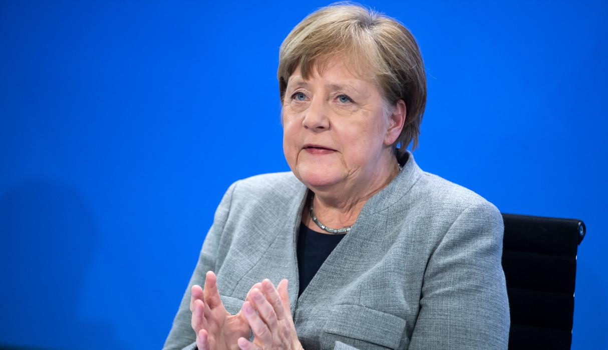 La canciller alemana, Angela Merkel, se pronuncia en una conferencia de prensa sobre las medidas del gobierno para evitar una mayor propagación del nuevo coronavirus. (Bernd von Jutrczenka / POOL / AFP).