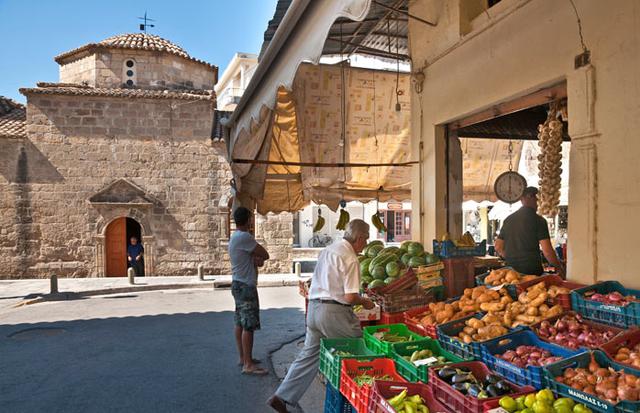 FOTO 11 | Noviembre – Kalamata, Grecia. La mejor manera de empezar a descubrir Kalamata es recorrerse la costa mediterránea. Haz una excursión en kayak por los acantilados y las formaciones rocosas y aprovecha para ir haciendo paradas y darte un chapuzón en las templadas aguas del golfo de Mesenia.
Entre playa y playa, aprovecha para visitar el centro histórico de Kalamata. Pasea por sus jardines que llevan hasta el Castillo de Kalamata situado en lo alto de la colina que domina la ciudad. Para aprovechar al máximo las agradables noches de otoño, únete a los locales de la calle peatonal de Latropoulou para picar algo: prueba unas tiras de masa dulce frita llamadas lalagia, ¡seguro que te encantan!
Los amantes de las aceitunas estáis de enhorabuena. Como su propio nombre indica, Kalamata es el lugar donde se produce la oliva kalamata. Toda esta zona de la península del Peloponeso está repleta de olivares, cuyo fruto se usa para todo: producir aceite, jabón o simplemente vender el producto. En todas las tiendas de la ciudad podrás comprar aceitunas para llevarte a casa como recuerdo.