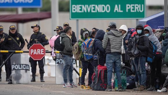 Migrantes son llevados a un albergue antes de tomar un avión con dirección a Venezuela, en el paso fronterizo Chacalluta, Arica, Chile, el 5 de mayo de 2023. (Foto de Lucas Aguayo Araos / EFE)