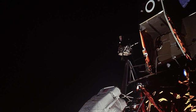 FOTO 3 | Horas antes del lanzamiento, un fallo en uno de los satélites (el Intelsat 3) amenaza con frustrar la misión, pero apenas dos horas y cinco minutos antes de la hora especialistas de la Compañía Telefónica Nacional de España y de la NASA consiguen una solución alternativa que garantiza la comunicación permanente con los astronautas. (Foto: NASA)