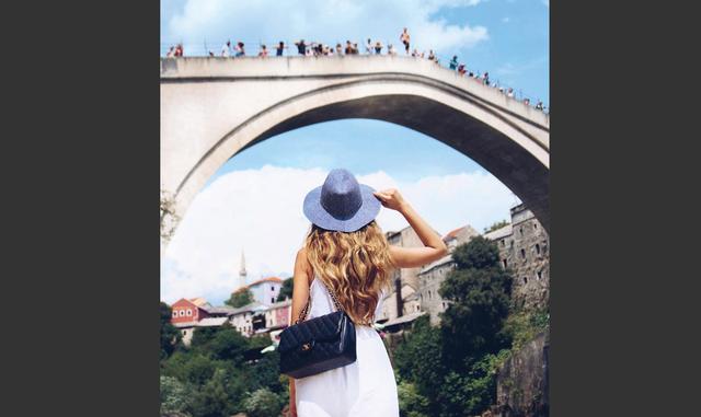 Foto 19 | Dónde: Mostar, Bosnia. Las hermanas Elma Beganovich y Amra Beganovich recomienda: “Con su encanto de este al oeste, este remanente del Imperio Otomano en el corazón de Europa encarna una experiencia verdaderamente auténtica. Si está buscando alejarse de todo lo comercial y comer alimentos orgánicos / no transgénicos (y deliciosos), ha venido al lugar correcto. El impresionante casco antiguo está hecho de calles serpenteantes pavimentadas con adoquines y es conocido por su puente arqueado medieval (Star Most) que se alza sobre las aguas cristalinas del río Neretva”.