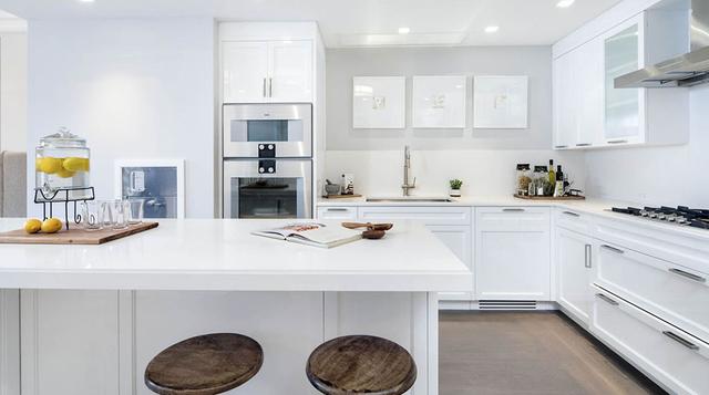 Rice, quien se asoció con el arquitecto Jacques Grange, diseñador de las terminaciones interiores del edificio, decidió aprovechar la limitación obligatoria construyendo un penthouse de tres pisos arriba del edificio existente y luego usó el espacio libre