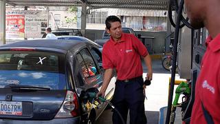 Escasez de gasolina: venezolanos se abastecen como pueden