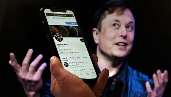 En esta foto ilustrativa de archivo tomada el 14 de abril de 2022, la pantalla de un teléfono muestra la cuenta de Twitter de Elon Musk con una foto de él en el fondo, en Washington, DC. (OLIVIER DOULIERY / AFP).