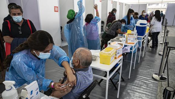 Según el Plan Nacional de Vacunación de Chile, cada día se inmunizan a entre 200,000 y 300,000 personas con unas 3,000 brigadas que se desplazan por todo el territorio, y estiman que a mediados de año tendrán vacunado al 80% de su población. (Foto AP/ Esteban Félix, archivo).