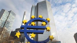 Draghi: BCE debe ser paciente y gradual con estrategia de alzas de tasas