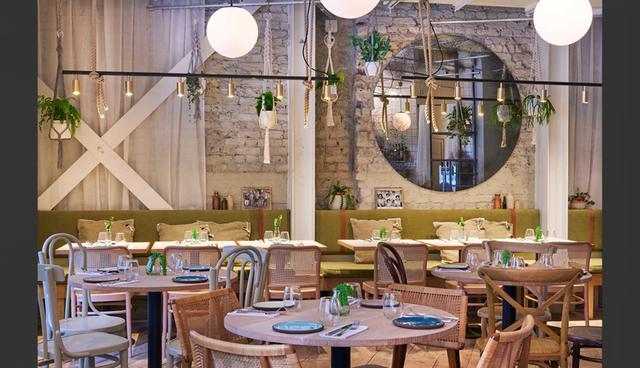 FOTO 4 | Londres: Delamina. Si se parece un poco al Soho House Shoreditch es porque la pareja dueña del lugar comenzó allí. Plantas ligeras y aireadas cuelgan por todas partes y la comida mediterránea casera es ideal para fiestas. (Foto: delaminamarylebone)