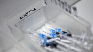 Compradores rechazan vacuna COVID de Moderna ante menor demanda