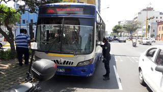 Por cada bus del corredor azul hay 27 informales, según Transitemos