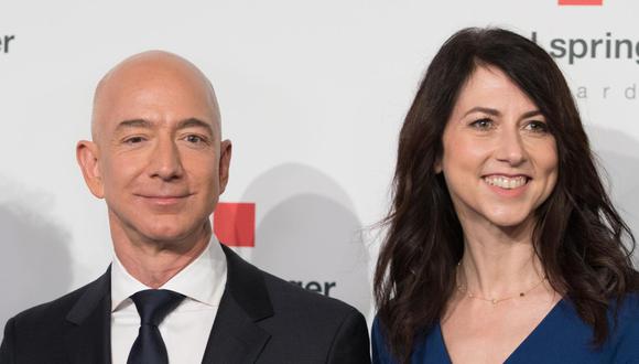 Jeff Bezos y MacKenzie Bezos. (Foto: AFP).