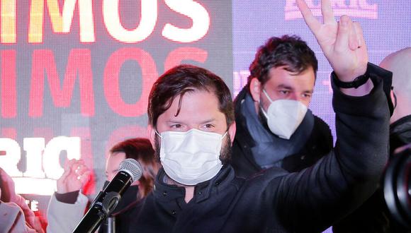 El precandidato presidencial chileno por el partido Convergencia Social, Gabriel Boric, celebra su victoria durante las elecciones primarias del partido en Santiago de Chile, el 18 de julio de 2021. (Foto: JAVIER TORRES AFP)