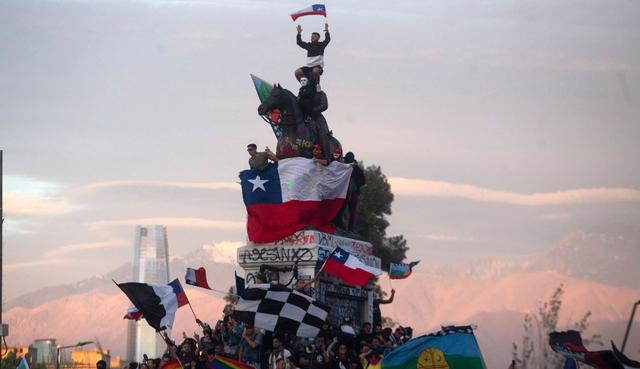 En la mañana de este viernes también marcharon miles de mujeres vestidas de luto y portando claveles blancos que caminaron en silencio por todo el centro de Santiago hasta llegar a la sede del Ejecutivo. (Foto: AFP)