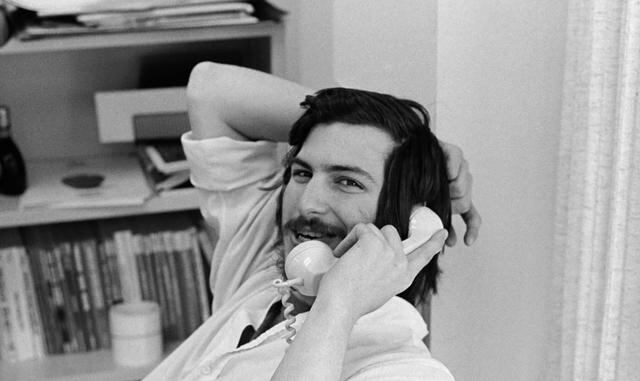 FOTO 3 | 3. Steve Jobs: One Last Thing. Independientemente de si eres fan de Apple o no, casi todos respetamos lo que Steve Jobs logró en una compañía de la que se fue y regresó, rescatándola del fracaso. Se estrenó originalmente en noviembre de 2011 en PBS y analiza de cerca a este visionario a través de entrevistas en las que discute cómo su talento, estilo e imaginación cambiaron al mundo.

Con lo que te quedas: La parte más poderosa de este documental de 60 minutos es la entrevista exclusiva con Jobs en la que afirma: “La vida puede ser mucho más interesante cuando descubres un simple hecho y ese es: Todo lo que está alrededor de ti a lo que llamas vida fue hecho por personas que no son más inteligentes que tú… El minuto en el que entiendas esto, puedes darle un empujón a la vida… puedes cambiarla, puedes moldearla… eso es, probablemente, lo más importante.”