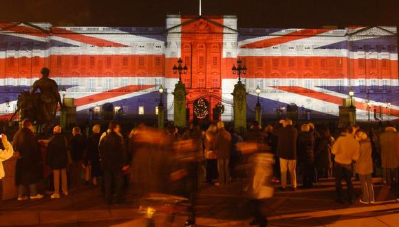 FOTO 12 |  12. Palacio de Buckingham.
Mientras la familia real se congrega y celebra en Sandringham, al exterior del palacio se proyecta la bandera del Reino Unido.