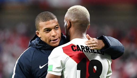 Mbappé felicita a André Carrillo al terminar el duro encuentro que dejó eliminada a Perú, y clasificó a la selección de Francia. (Foto: AFP)