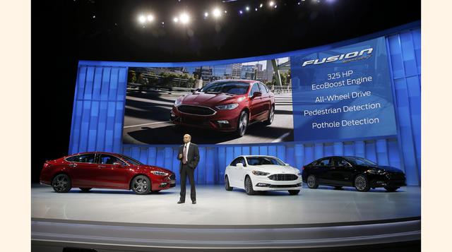 Raj Nair, vicepresidente ejecutivo de Desarrollo de Productos y jefe técnico de Ford, anuncia la nueva línea de autos Ford Fusion 2017 en el North American International Auto Show en Detroit el 11 de enero del 2016. (Foto: Reuters)