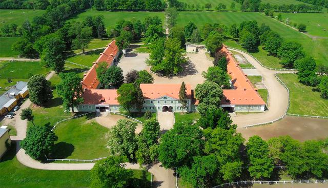 FOTO 13 |  Paisaje para la cría y entrenamiento de caballos de carruaje ceremonial en Kladruby nad Labem, República Checa. Situado en el área de Střední Polabí de la llanura de Elba, el sitio consiste en suelos lisos y arenosos e incluye campos, pastos cercados, un área boscosa y edificios, todos diseñados con el objetivo principal de criar y entrenar caballos kladruber, un tipo de caballo utilizado en ceremonias por la corte imperial de los Habsburgo. Foto: unesco.org.