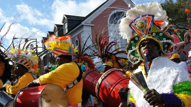 Nasáu, Bahamas. La celebración incluye el famoso desfile de Junkano, que es una mezcla de fiesta, procesión y carnaval. (Foto: CN Traveler).