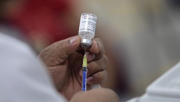 Reservar las terceras dosis a los grupos de mayor riesgo permitiría que los países pobres, donde las tasas de vacunación son muy bajas, puedan recibir las vacunas que necesitan, dijo la OMS. (Foto: Pedro PARDO / AFP)